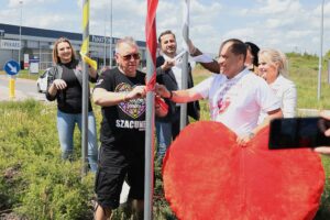 26.05.2021. Kielce. Otwarcie ronda WOŚP. Na zdjęciu (od lewej): Joanna Winiarska - wiceprzewodnicząca Rady Miasta, Jurek Owsiak, Kamil Suchański - przewodniczący Rady Miasta Kielce / Wiktor Taszłow / Radio Kielce