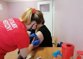 19.04.2021. Jędrzejów. Otwarcie dodatkowego punktu szczepień przeciw COVID-19. Zaszczepienie pierwszej osoby / Marta Gajda / Radio Kielce