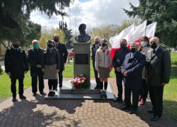 03.05.2021 Kazimierza Wielka. Uroczystości uchwalenia Konstytucji 3 Maja. Przedstawiciele gminy w asyście kazimierskich harcerzy złożyli biało-czerwone wiązanki przed pomnikiem Tadeusza Kościuszki / Marta Gajda / Radio Kielce