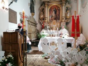 09.05.2021 Chroberz, Msza w intencji Ojczyzny. Na zdjęciu od lewej Krzysztof Lipiec - poseł PiS, ks. Robert Borecki - proboszcz parafii Wniebowzięcia NMP / Marta Gajda / Radio Kielce