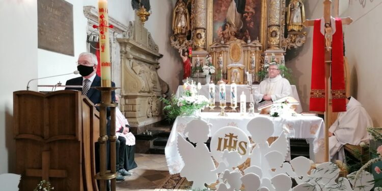 09.05.2021 Chroberz, Msza w intencji Ojczyzny. Na zdjęciu od lewej Krzysztof Lipiec - poseł PiS, ks. Robert Borecki - proboszcz parafii Wniebowzięcia NMP / Marta Gajda / Radio Kielce