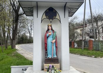 Na zdjęciu: kapliczka św. Barbary, w tle ulica Pileckiego, dawna ulica Sztolnia / Fot. Anna Głąb - Radio Kielce