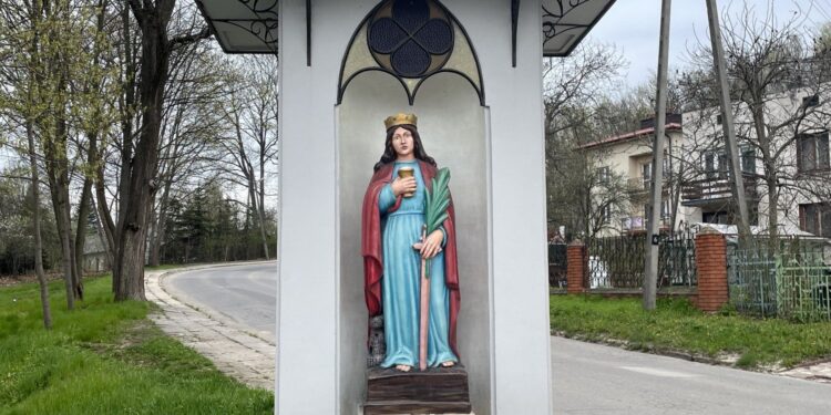 Na zdjęciu: kapliczka św. Barbary, w tle ulica Pileckiego, dawna ulica Sztolnia / Fot. Anna Głąb - Radio Kielce