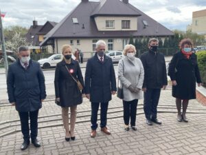 03.05.2021 Starachowice. Obchody Święta Konstytucji 3 Maja. Na zdjęciu delegacja Prawa i Sprawiedliwości: radny Tomasz Andrzejewski, radna Agnieszka Kuś, radny Dariusz Stachowicz, radna Danuta Krępa, przewodniczący sejmiku województwa świętokrzyskiego Andrzej Pruś, radna Joanna Główka / Anna Głąb / Radio Kielce