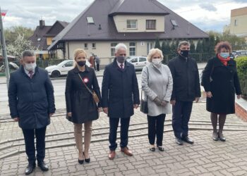 03.05.2021 Starachowice. Obchody Święta Konstytucji 3 Maja. Na zdjęciu delegacja Prawa i Sprawiedliwości: radny Tomasz Andrzejewski, radna Agnieszka Kuś, radny Dariusz Stachowicz, radna Danuta Krępa, przewodniczący sejmiku województwa świętokrzyskiego Andrzej Pruś, radna Joanna Główka / Anna Głąb / Radio Kielce