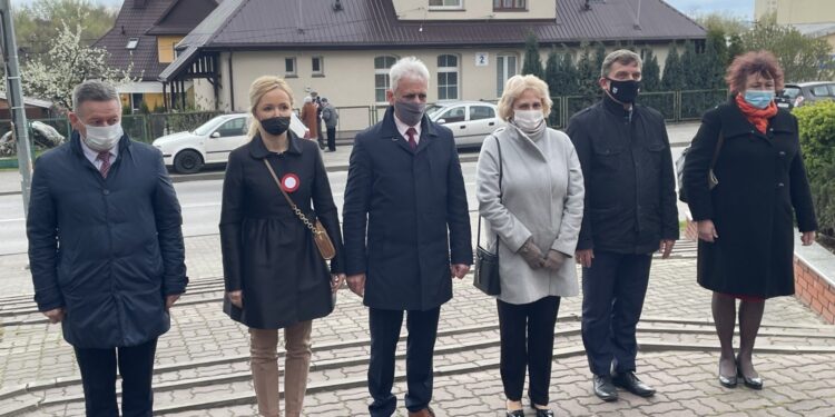 03.05.2021 Starachowice. Obchody Święta Konstytucji 3 Maja. Na zdjęciu delegacja Prawa i Sprawiedliwości: radny Tomasz Andrzejewski, radna Agnieszka Kuś, radny Dariusz Stachowicz, radna Danuta Krępa, przewodniczący sejmiku województwa świętokrzyskiego Andrzej Pruś, radna Joanna Główka / Anna Głąb / Radio Kielce