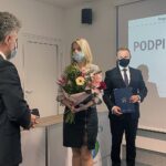 25.05.2021. Kielce. Podpisanie umów w ramach programu „Czyste Powietrze”. Na zdjęciu (od lewej): Krzysztof Słoń - senator PiS, Irmina Darowska-Lech - beneficjentka programu, Ryszard Gliwiński - prezes Wojewódzkiego Funduszu Ochrony Środowiska i Gospodarki Wodnej w Kielcach / Monika Miller / Radio Kielce