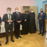 25.05.2021. Raków. Otwarcie klubu seniora. Na zdjęciu (od lewej): Mariusz Ściana - członek Zarządu Powiatu w Kielcach, senator Krzysztof Słoń, Mariusz Pasek - zastępca dyrektora wydziału polityki społecznej i zdrowia ŚUW, pierwszy z prawej: Damian Szpak - wójt Rakowa, drugi z prawej: Zbigniew Koniusz - wojewoda świętokrzyski / Monika Miller / Radio Kielce