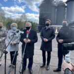 06.05.2021. Starachowice. Konferencja ws. dotacji dla Muzeum Przyrody i Techniki. Na zdjęciu (od lewej): Agnieszka Kuś - radna, Danuta Krępa - radna, Krzysztof Lipiec - prezes świętokrzyskich struktur PiS, Paweł Kołodziejski - dyrektor Muzeum Przyrody i Techniki i Piotr Babicki - starosta starachowicki / Anna Głąb / Radio Kielce