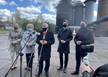 06.05.2021. Starachowice. Konferencja ws. dotacji dla Muzeum Przyrody i Techniki. Na zdjęciu (od lewej): Agnieszka Kuś - radna, Danuta Krępa - radna, Krzysztof Lipiec - prezes świętokrzyskich struktur PiS, Paweł Kołodziejski - dyrektor Muzeum Przyrody i Techniki i Piotr Babicki - starosta starachowicki / Anna Głąb / Radio Kielce