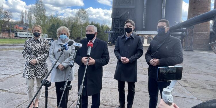 06.05.2021. Starachowice. Konferencja ws. dotacji dla Muzeum Przyrody i Techniki. Na zdjęciu (od lewej): Agnieszka Kuś - radna, Danuta Krępa - radna, Krzysztof Lipiec - prezes świętokrzyskich struktur PiS, Paweł Kołodziejski - dyrektor Muzeum Przyrody i Techniki i Piotr Babicki - starosta starachowicki / Anna Głąb / Radio Kielce