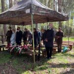 08.05.2021. Jeziórko, Uroczystości na polanie Dionizego Czachowskiego w 158 rocznicę bitwy. Na zdjęciu (w pierwszym rzędzie z prawej strony): senator Jarosław Rusiecki / Anna Głąb / Radio Kielce