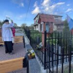 08.05.2021. Budy Brodzkie. Poświęcenie odnowionej kapliczki maryjnej. Na zdjęciu: poświęcenia dokonał ks. Wojciech Zdon / Anna Głąb / Radio Kielce