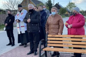 08.05.2021. Budy Brodzkie. Poświęcenie odnowionej kapliczki maryjnej. Na zdjęciu (od lewej): organista Szymon Pocheć, ks. Wojciech Zdon, poseł Krzysztof Lipiec, radna Aneta Kutera, ks. Paweł Laskowski / Anna Głąb / Radio Kielce