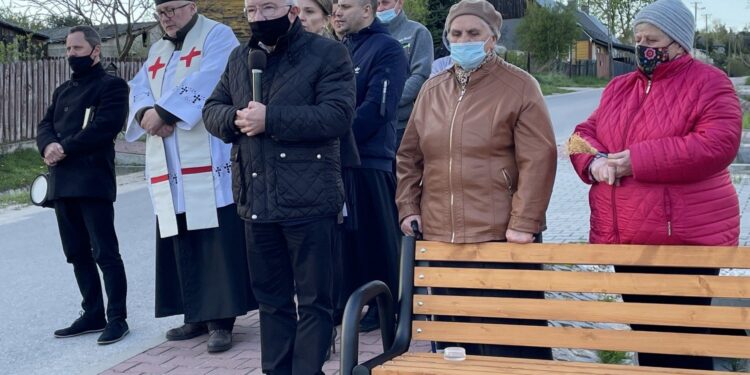 08.05.2021. Budy Brodzkie. Poświęcenie odnowionej kapliczki maryjnej. Na zdjęciu (od lewej): organista Szymon Pocheć, ks. Wojciech Zdon, poseł Krzysztof Lipiec, radna Aneta Kutera, ks. Paweł Laskowski / Anna Głąb / Radio Kielce