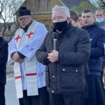 08.05.2021. Budy Brodzkie. Poświęcenie odnowionej kapliczki maryjnej. Na zdjęciu (od lewej): organista Szymon Pocheć, ks. Wojciech Zdon, poseł Krzysztof Lipiec, radna Aneta Kutera, ks. Paweł Laskowski / Picasa