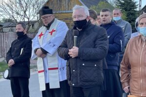 08.05.2021. Budy Brodzkie. Poświęcenie odnowionej kapliczki maryjnej. Na zdjęciu (od lewej): organista Szymon Pocheć, ks. Wojciech Zdon, poseł Krzysztof Lipiec, radna Aneta Kutera, ks. Paweł Laskowski / Picasa