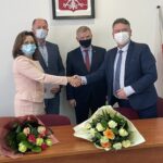 11.05.2021 Skarżysko-Kościelne. Nowe przedszkole samorządowe. Podpisanie umowy na wykonanie czwartego etapu prac. Na zdjęciu od lewej poseł Agata Wojtyszek, prezes firmy Krobel - Zbigniew Kroczek, senator Jarosław Rusiecki, wójt Jacek Bryzik / Anna Głąb / Radio Kielce