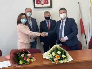 11.05.2021 Skarżysko-Kościelne. Nowe przedszkole samorządowe. Podpisanie umowy na wykonanie czwartego etapu prac. Na zdjęciu od lewej poseł Agata Wojtyszek, prezes firmy Krobel - Zbigniew Kroczek, senator Jarosław Rusiecki, wójt Jacek Bryzik / Anna Głąb / Radio Kielce