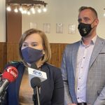 15.05.2021 Starachowice. Otwarcie świetlicy bilardowej FKS Łazy. Na zdjęciu (od lewej) wiceminister sportu Anna Krupka i prezes FKS Łazy Łukasz Korus / Anna Głąb / Radio Kielce