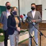 15.05.2021 Starachowice. Otwarcie świetlicy bilardowej FKS Łazy. Na zdjęciu (od lewej): prezes FKS Łazy Łukasz Korus, wiceminister sportu Anna Krupka i starosta starachowicki Piotr Babicki / Anna Głąb / Radio Kielce