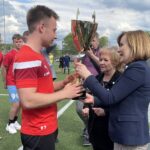 15.05.2021.Wąchock, I Memoriał im. Na zdjęciu: puchar dla zwycięskiej ekipy wręcza Anna Krupka - wiceminister sportu / Anna Głąb / Radio Kielce