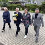 18.05.2021. Starachowice. 101. rocznica urodzin papieża Jana Pawła II. Na zdjęciu (od lewej): Danuta Krępa - radna, Krzysztof Lipiec - prezes świętokrzyskich struktur PiS, Magdalena Rokita i Tomasz Andrzejewski - radny / Anna Głąb / Radio Kielce