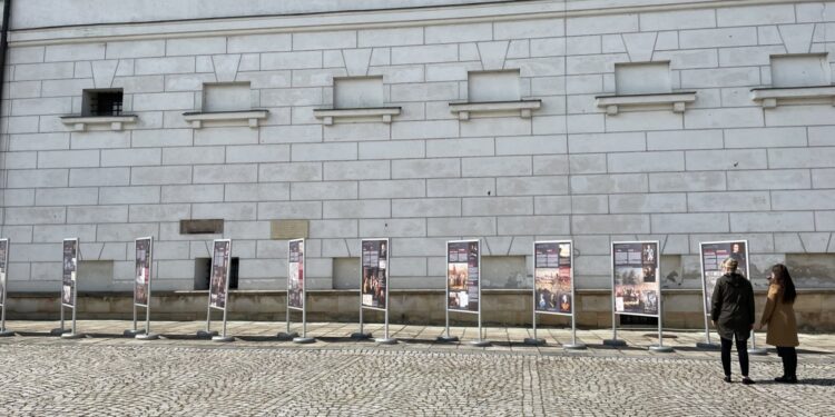 03.05.2021 Sandomierz. Wystawa plenerowa poświęcona Konstytucji 3 Maja / Grażyna Szlęzak-Wójcik / Radio Kielce
