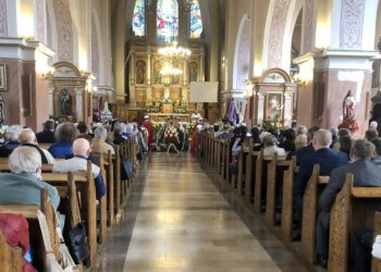 05.06.2020. Rudnik nad Sanem. Msza pogrzebowa księdza Czesława Wali / Grażyna-Szlęzak-Wójcik / Radio Kielce