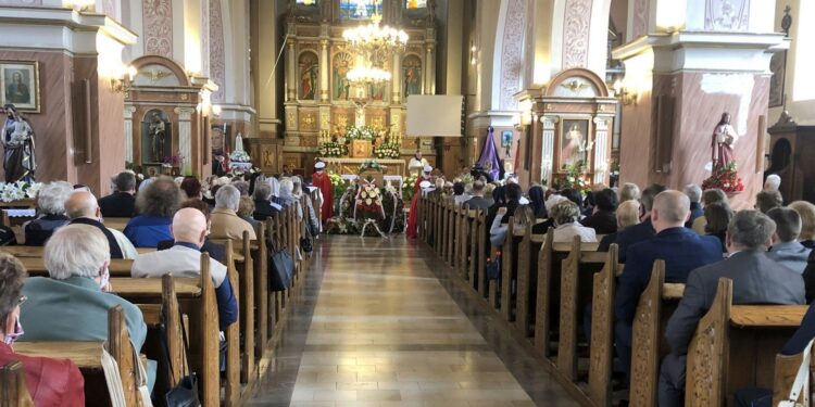 05.06.2020. Rudnik nad Sanem. Msza pogrzebowa księdza Czesława Wali / Grażyna-Szlęzak-Wójcik / Radio Kielce