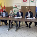 21.05.2021. Nowa Słupia. Podpisanie umowy na budowę oczyszczalni ścieków. Na zdjęciu (od lewej): Marek Partyka - kierownik Referatu Gospodarczo-Inwestycyjnego, Włodzimierz Zaręba - zastępca burmistrza, Edyta Durak - skarbnik, Andrzej Gąsior - burmistrz Nowej Słupi, Grzegorz Abram - prezes IBG Instalbud, Grzegorz Molenda - dyrektor naczelny IBG Instalbud / Anna Głąb / Radio Kielce