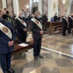 01.05.2021 Klimontów. Reaktywacja Bractwa św. Józefa. Na zdjęciu (w pierwszym rzędzie, od lewej): Dariusz Socha, Zygmunt Słowiński, Tadeusz Jochacy i Roman Żurek; (w drugim rzędzie, od lewej): Piotr Pacholczak, Krzysztof Gładysz, Zbigniew Gładysz i Zbigniew Ciepliński / Grażyna Szlęzak-Wójcik / Radio Kielce