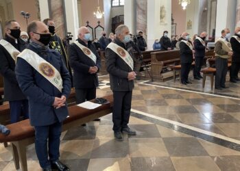 01.05.2021 Klimontów. Reaktywacja Bractwa św. Józefa. Na zdjęciu (w pierwszym rzędzie, od lewej): Dariusz Socha, Zygmunt Słowiński, Tadeusz Jochacy i Roman Żurek; (w drugim rzędzie, od lewej): Piotr Pacholczak, Krzysztof Gładysz, Zbigniew Gładysz i Zbigniew Ciepliński / Grażyna Szlęzak-Wójcik / Radio Kielce