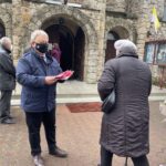 02.05.2021 Jankowice. Posłowie Prawa i Sprawiedliwości przed mszą w intencji Ojczyzny rozdawali flagi. Na zdjęciu Krzysztof Szatan  - radny miasta Sandomierza / Grażyna Szlęzak-Wójcik / Radio Kielce