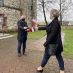 02.05.2021 Jankowice. Posłowie Prawa i Sprawiedliwości przed mszą w intencji Ojczyzny rozdawali flagi. Na zdjęciu od lewej poseł PiS Marek Kwitek / Grażyna Szlęzak-Wójcik / Radio Kielce