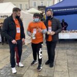 02.05.2021 Sandomierz. Zbiórka pieniędzy dla półrocznego Bartusia Przychodzkiego. Na zdjęciu (od lewej): Marcin Marzec - burmistrz Sandomierza, Łukasz Przychodzki - tata Bartusia, Marcin Piwnik - starosta sandomierski / Grażyna Szlęzak-Wójcik / Radio Kielce