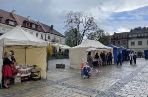 02.05.2021 Sandomierz. Zbiórka pieniędzy dla półrocznego Bartusia Przychodzkiego / Grażyna Szlęzak-Wójcik / Radio Kielce