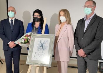24.05.2021. Starachowice. Spotkanie z dr Gabrielą Mercik. Na zdjęciu (od lewej): Grzegorz Kaleta -   dyrektor szpitala w Starachowicach, dr Gabriela Mercik, dr Małgorzata Majecka - zastępca dyrektora szpitala w Starachowicach, Dariusz Kopania / Anna Głąb / Radio Kielce