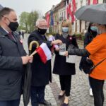 02.05.2021 Sandomierz. Zbiórka pieniędzy dla półrocznego Bartusia Przychodzkiego. Na zdjęciu (od lewej): poseł Marek Kwitek, poseł Krzysztof Lipiec i Małgorzata Pruś - dyrektor biura poselskiego Krzysztofa Lipca / Grażyna Szlęzak-Wójcik / Radio Kielce