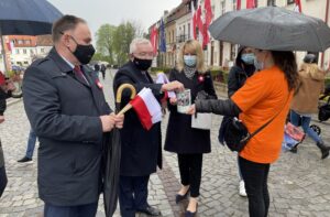 02.05.2021 Sandomierz. Zbiórka pieniędzy dla półrocznego Bartusia Przychodzkiego. Na zdjęciu (od lewej): poseł Marek Kwitek, poseł Krzysztof Lipiec i Małgorzata Pruś - dyrektor biura poselskiego Krzysztofa Lipca / Grażyna Szlęzak-Wójcik / Radio Kielce