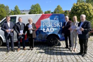 26.05.2021. Starachowice. Spotkanie promujące program Polski Ład. Na zdjęciu (od lewej): Andrzej Pruś - przewodniczący sejmiku województwa świętokrzyskiego, Tomasz Andrzejewski - radny, Danuta Krępa - radna, Andrzej Bętkowski - marszałek województwa świętokrzyskiego, Agnieszka Kuś radna, Krzysztof Lipiec - poseł PiS / Anna Głąb / Radio Kielce