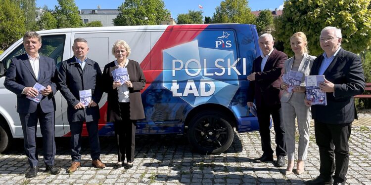 26.05.2021. Starachowice. Spotkanie promujące program Polski Ład. Na zdjęciu (od lewej): Andrzej Pruś - przewodniczący sejmiku województwa świętokrzyskiego, Tomasz Andrzejewski - radny, Danuta Krępa - radna, Andrzej Bętkowski - marszałek województwa świętokrzyskiego, Agnieszka Kuś radna, Krzysztof Lipiec - poseł PiS / Anna Głąb / Radio Kielce