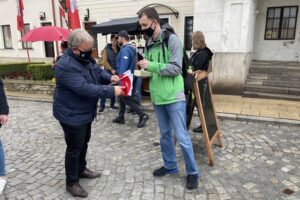 02.05.2021. Sandomierz. Działacze Prawa i Sprawiedliwości rozdali flagi. Na zdjęciu (po lewej): Na zdjęciu: Krzysztof Szatan - przewodniczący klubu PiS w Radzie Miasta Sandomierza / Grażyna Szlęzak-Wójcik / Radio Kielce