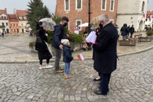 02.05.2021. Sandomierz. Działacze Prawa i Sprawiedliwości rozdali flagi. Na zdjęciu (po prawej): Krzysztof Lipiec - prezes świętokrzyskich struktur PiS / Grażyna Szlęzak-Wójcik / Radio Kielce