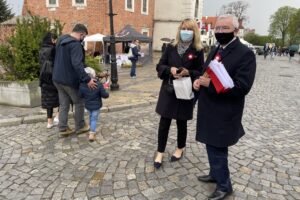 02.05.2021. Sandomierz. Działacze Prawa i Sprawiedliwości rozdali flagi. Na zdjęciu (po prawej): Małgorzata Pruś - dyrektor biura poselskiego Krzysztofa Lipca i Krzysztof Lipiec - prezes świętokrzyskich struktur PiS / Grażyna Szlęzak-Wójcik / Radio Kielce