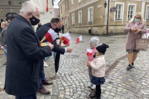 02.05.2021. Sandomierz. Działacze Prawa i Sprawiedliwości rozdali flagi. Na zdjęciu (po lewej): Krzysztof Lipiec - prezes świętokrzyskich struktur PiS i Marek Kwitek - poseł PiS / Grażyna Szlęzak-Wójcik / Radio Kielce