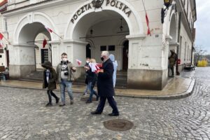 02.05.2021. Sandomierz. Działacze Prawa i Sprawiedliwości rozdali flagi. Na zdjęciu (w środku): Krzysztof Lipiec - prezes świętokrzyskich struktur PiS / Grażyna Szlęzak-Wójcik / Radio Kielce