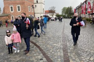 02.05.2021. Sandomierz. Działacze Prawa i Sprawiedliwości rozdali flagi. Na zdjęciu (od lewej): Krzysztof Szatan - przewodniczący klubu PiS w Radzie Miasta Sandomierza, Marek Kwitek - poseł PiS i Krzysztof Lipiec - prezes świętokrzyskich struktur PiS / Grażyna Szlęzak-Wójcik / Radio Kielce