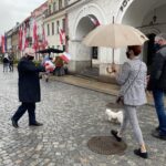 02.05.2021. Sandomierz. Działacze Prawa i Sprawiedliwości rozdali flagi. Na zdjęciu (po lewej): Krzysztof Lipiec - prezes świętokrzyskich struktur PiS / Grażyna Szlęzak-Wójcik / Radio Kielce