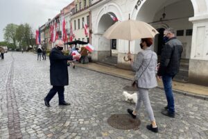 02.05.2021. Sandomierz. Działacze Prawa i Sprawiedliwości rozdali flagi. Na zdjęciu (po lewej): Krzysztof Lipiec - prezes świętokrzyskich struktur PiS / Grażyna Szlęzak-Wójcik / Radio Kielce